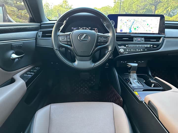 Фото 6 - Lexus ES