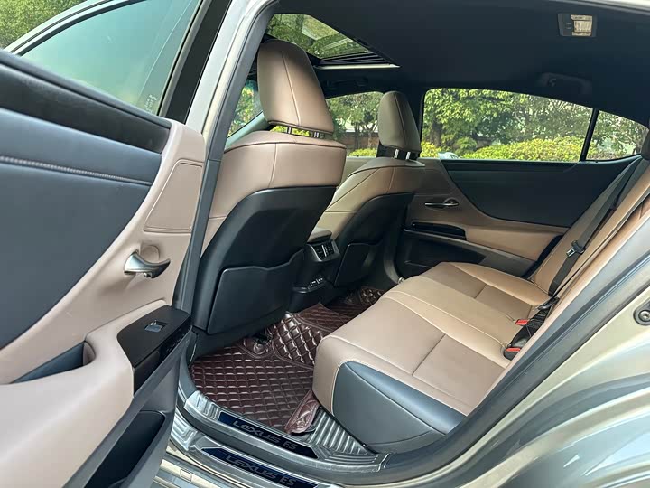 Фото 8 - Lexus ES