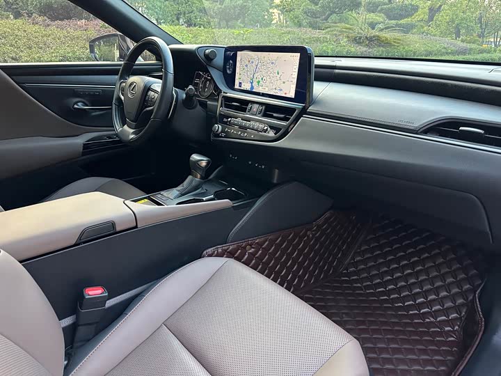 Фото 9 - Lexus ES