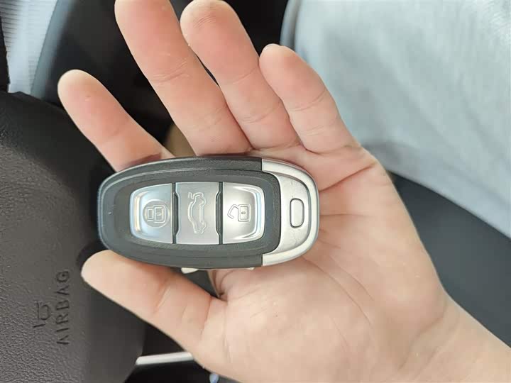 Фото 9 - Hongqi E-QM5