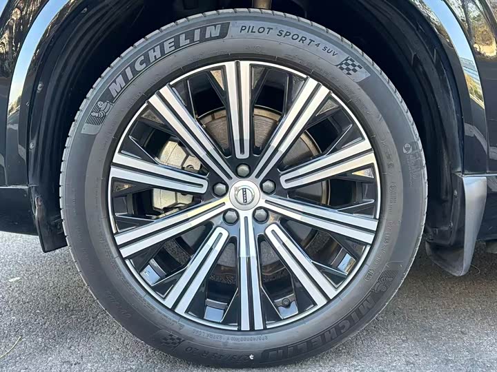 Фото 9 - Volvo XC90