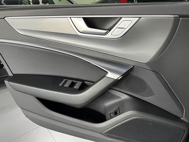 Фото 4 - Audi A6L