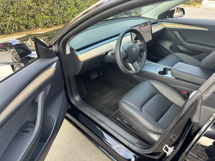 Фото 4 - Tesla Model 3