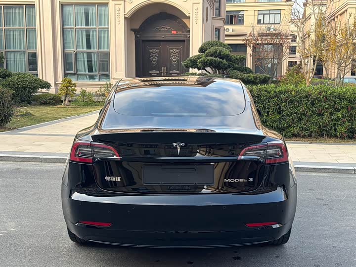 Фото 9 - Tesla Model 3