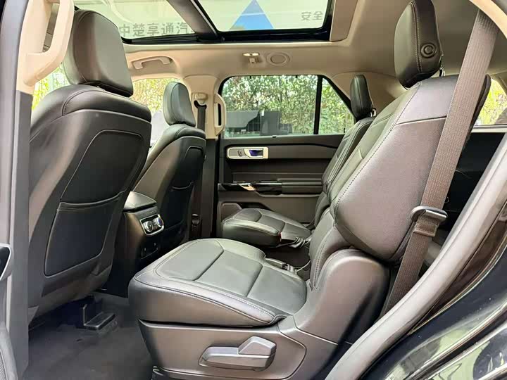 Фото 8 - Ford Explorer