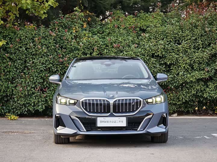 Фото 2 - BMW i5