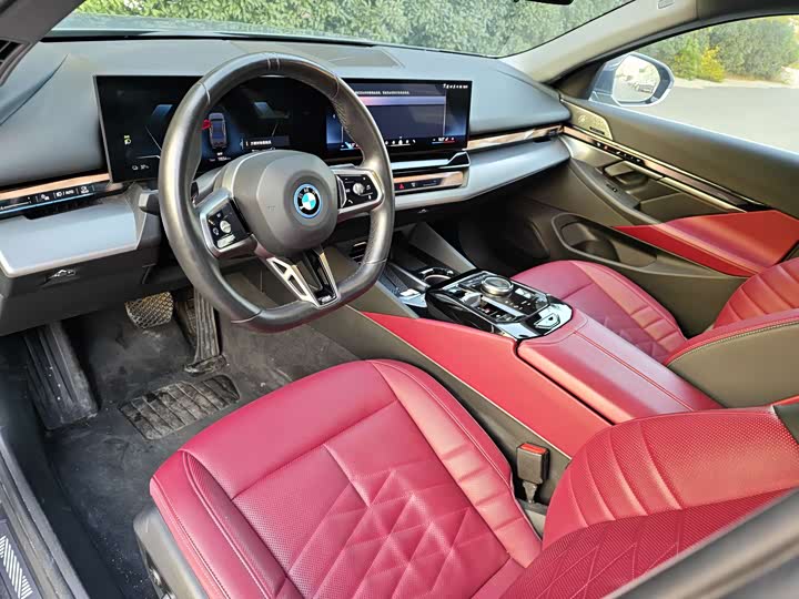 Фото 8 - BMW i5