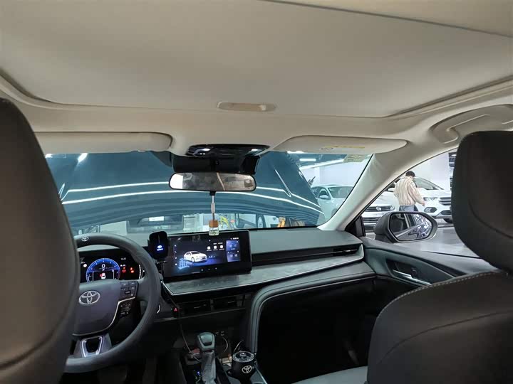 Фото 8 - Toyota Camry