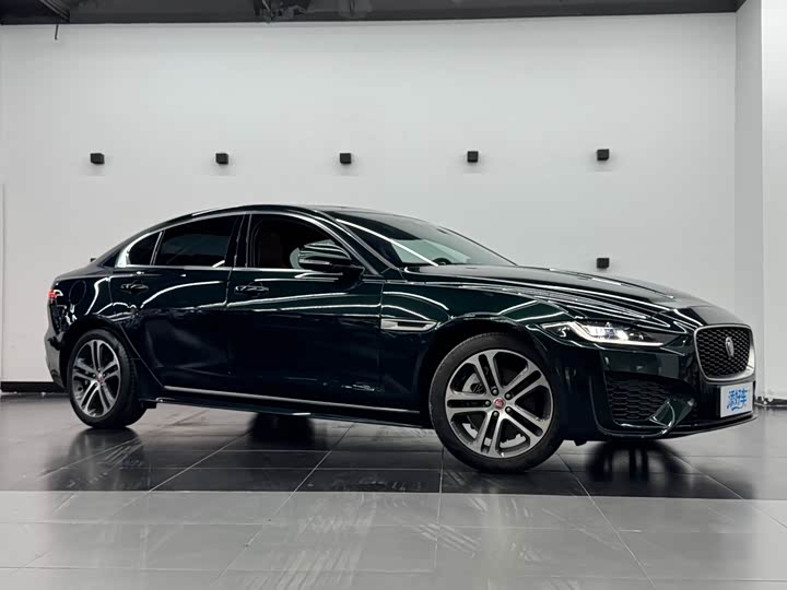 Фото 3 - Jaguar XE L