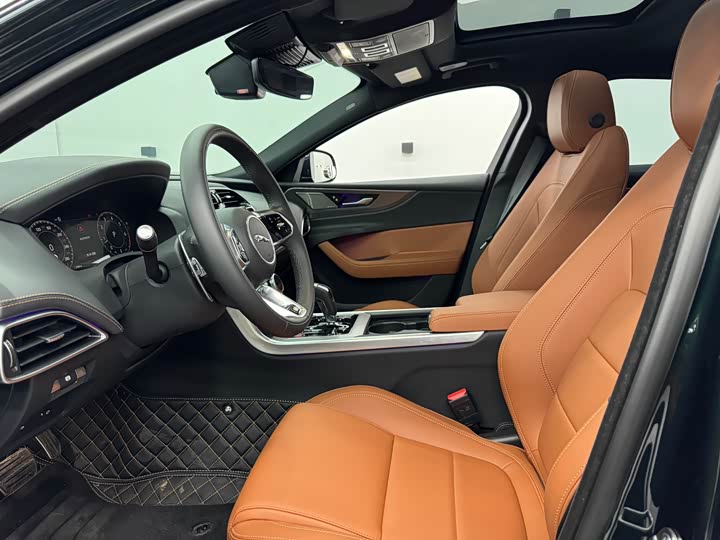 Фото 4 - Jaguar XE L