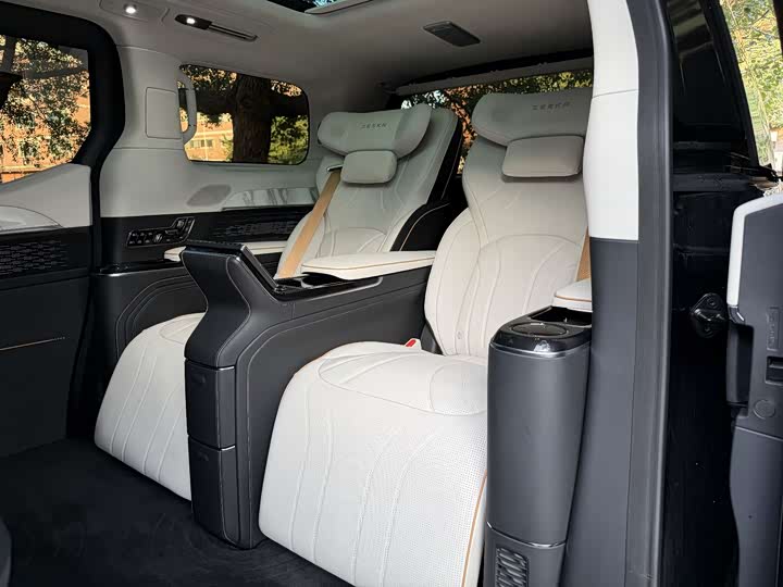 Фото 6 - Zeekr 009