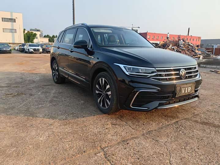 Фото 2 - Volkswagen Tiguan L Pro