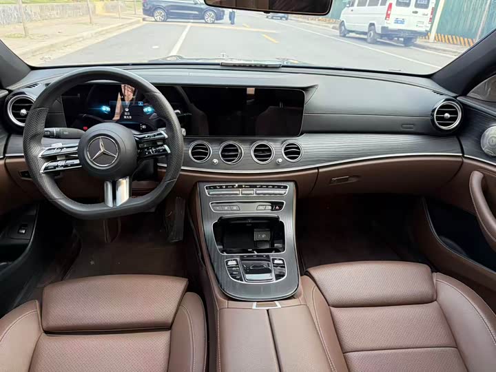 Фото 5 - Mercedes-Benz E-Class