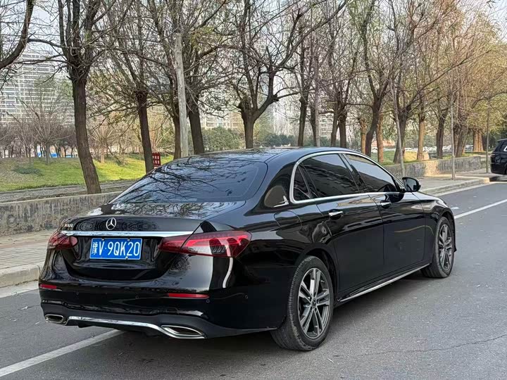 Фото 9 - Mercedes-Benz E-Class