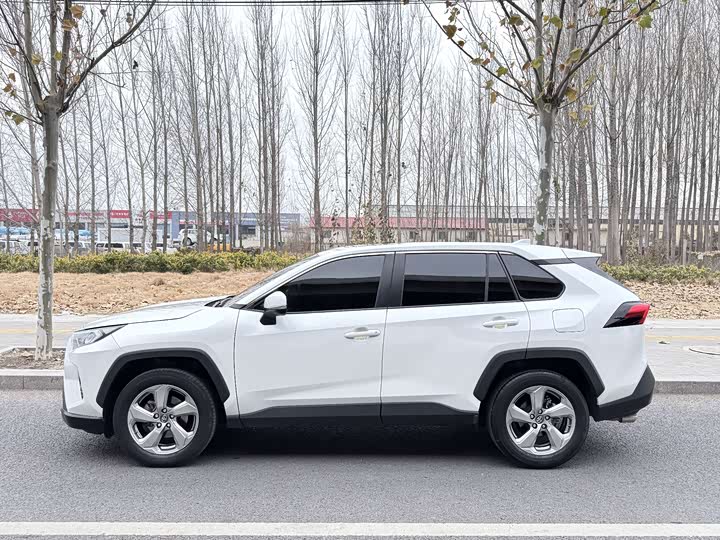 Фото 3 - Toyota RAV4