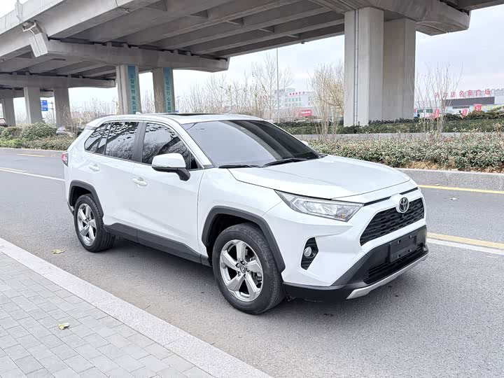 Фото 4 - Toyota RAV4