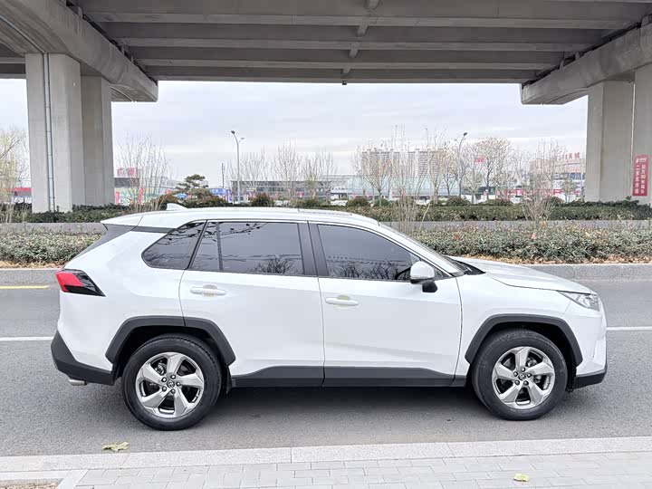 Фото 5 - Toyota RAV4