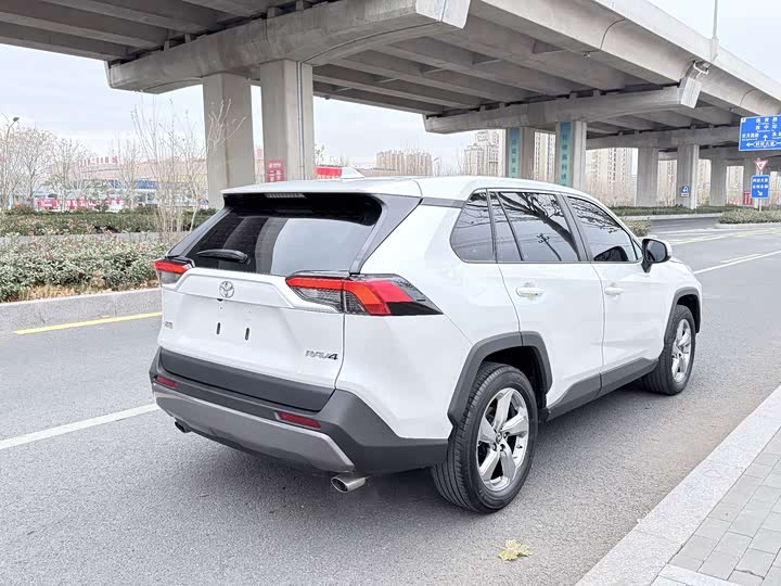 Фото 6 - Toyota RAV4