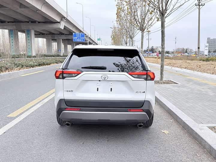 Фото 7 - Toyota RAV4