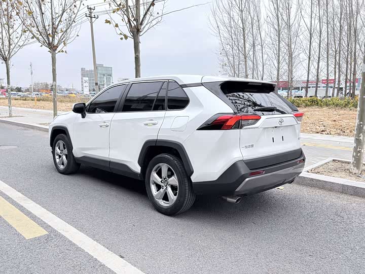 Фото 8 - Toyota RAV4