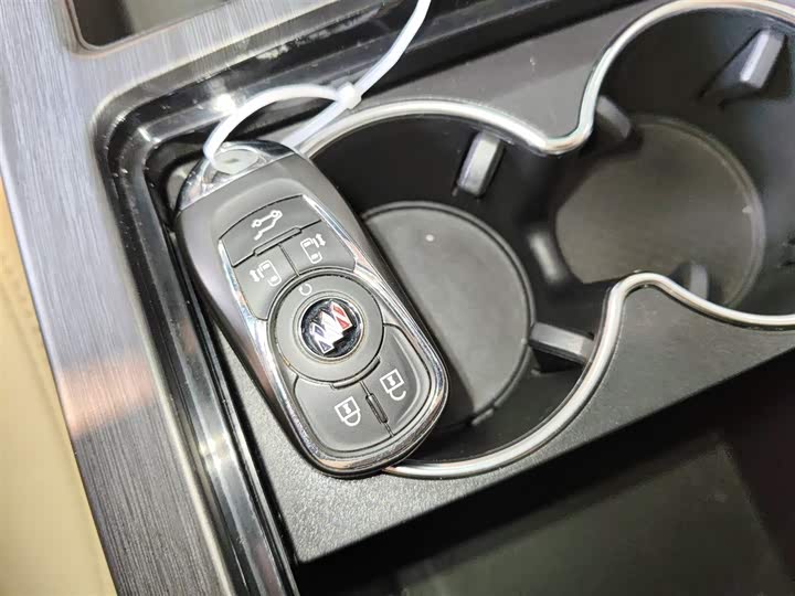 Фото 9 - Buick GL8 ES