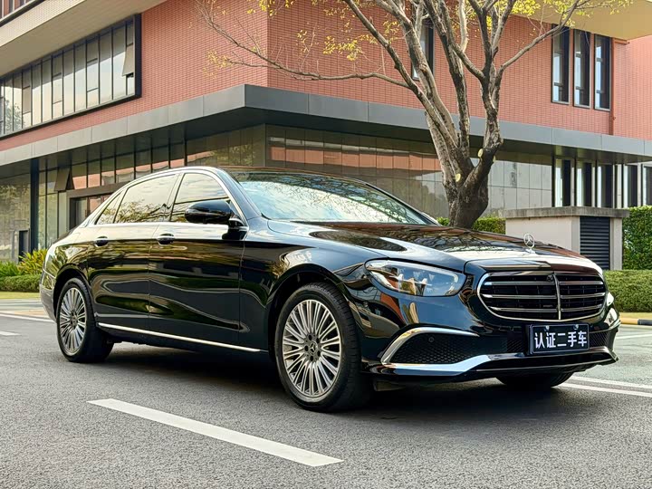 Фото 3 - Mercedes-Benz E-Class