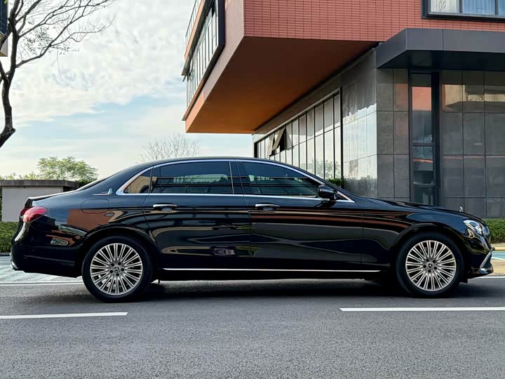 Фото 5 - Mercedes-Benz E-Class