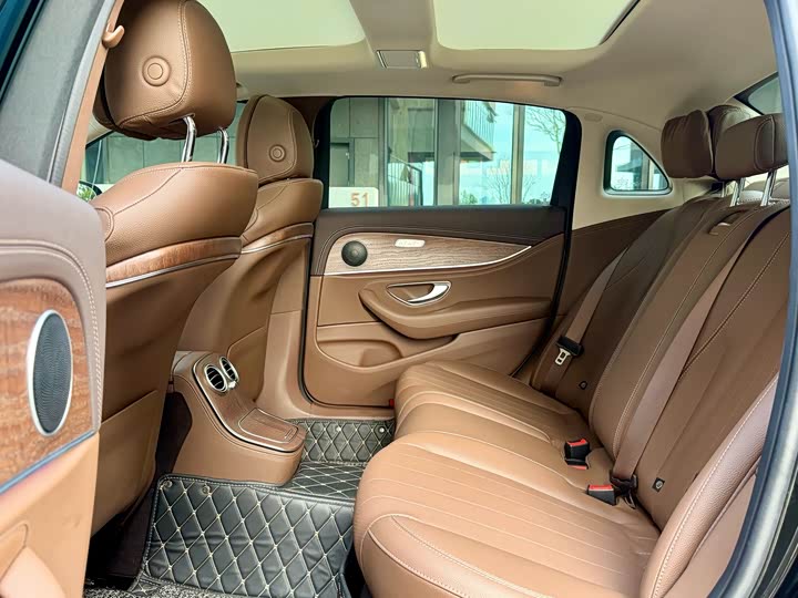 Фото 9 - Mercedes-Benz E-Class