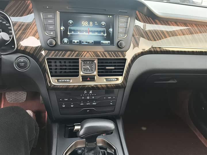 Фото 6 - Hongqi H7