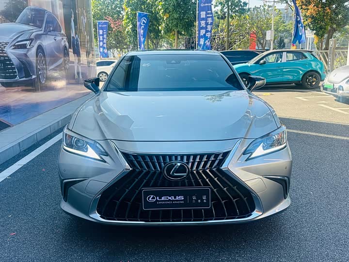 Фото 2 - Lexus ES