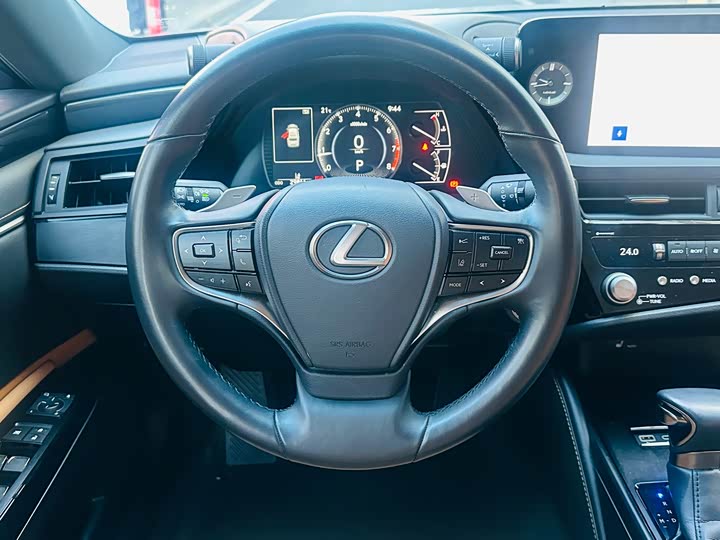 Фото 7 - Lexus ES