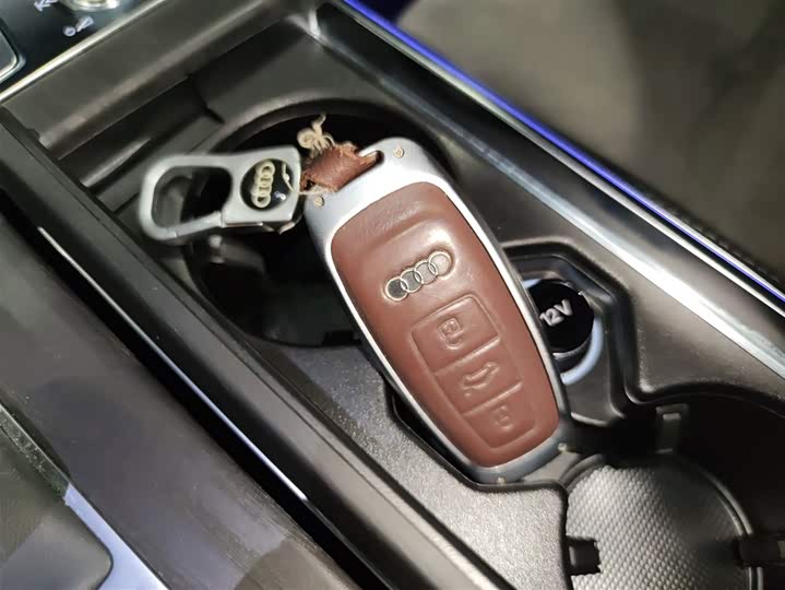 Фото 9 - Audi A6L