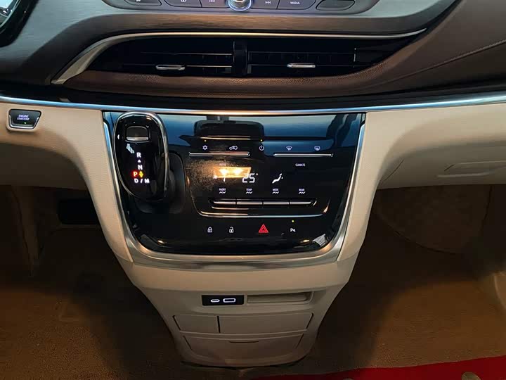 Фото 9 - Buick GL8 ES