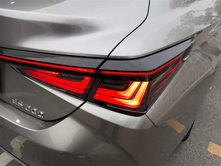 Фото 8 - Lexus ES