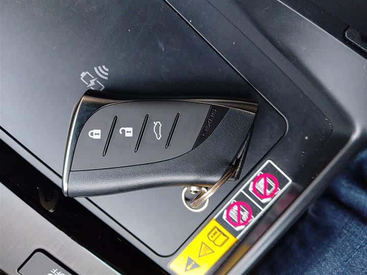 Фото 9 - Lexus ES