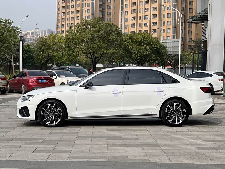 Фото 4 - Audi A4L