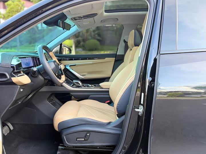 Фото 8 - Geely Atlas L