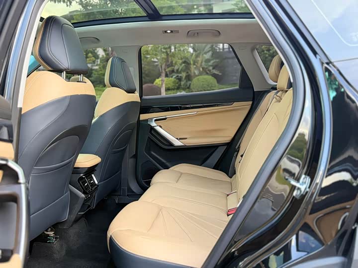 Фото 9 - Geely Atlas L