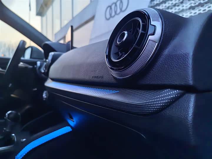 Фото 8 - Audi Q2L