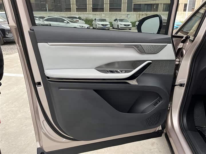 Фото 2 - Maxus G70