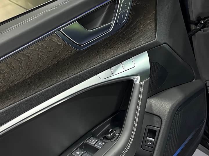 Фото 9 - Audi A6L