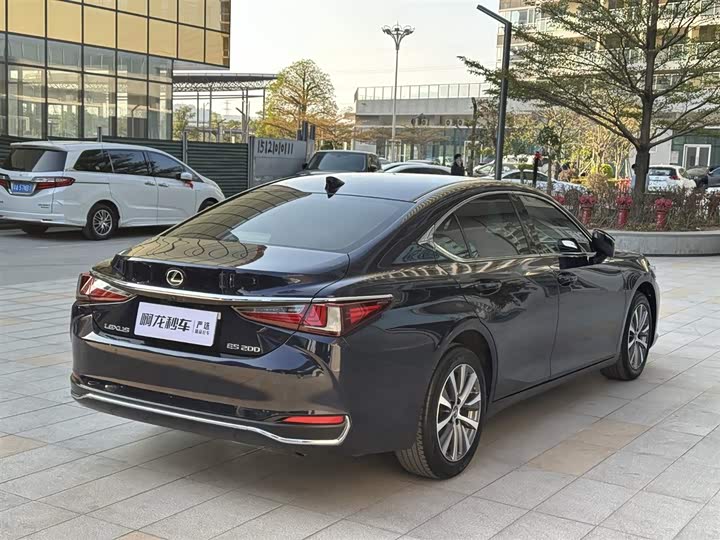 Фото 6 - Lexus ES