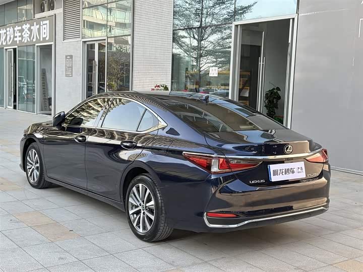 Фото 8 - Lexus ES