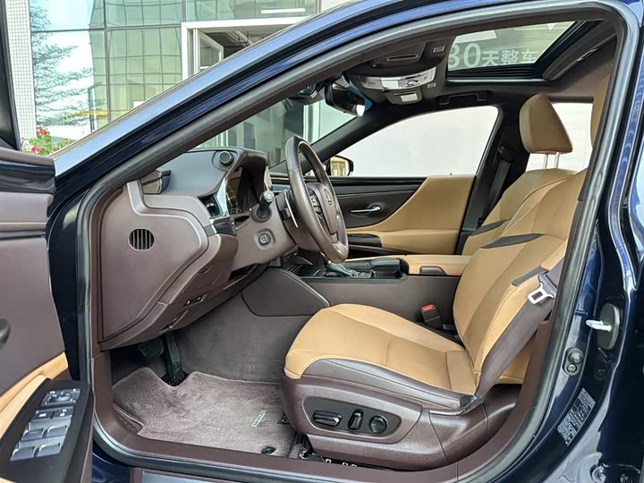 Фото 9 - Lexus ES