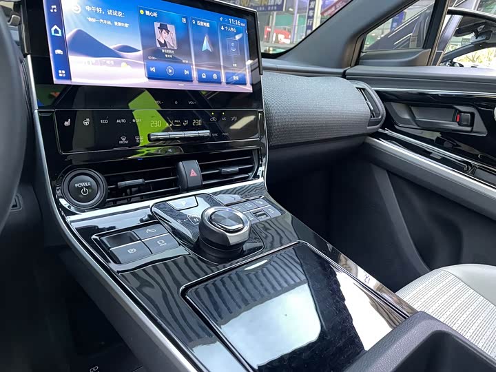 Фото 9 - Toyota bZ4X