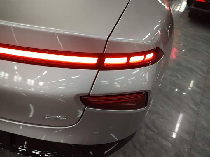 Фото 8 - XPeng P7