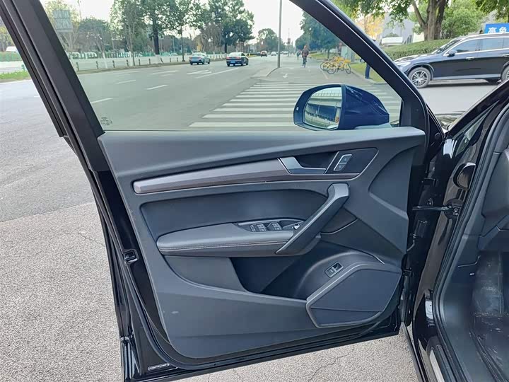 Фото 6 - Audi Q5L