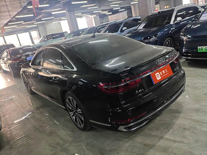 Фото 3 - Audi A8