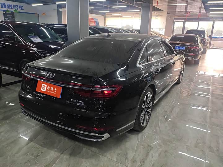 Фото 4 - Audi A8