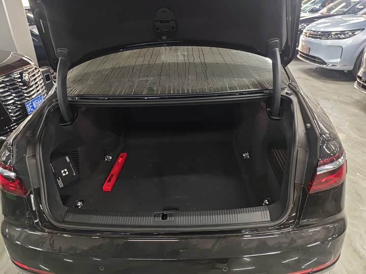 Фото 9 - Audi A8